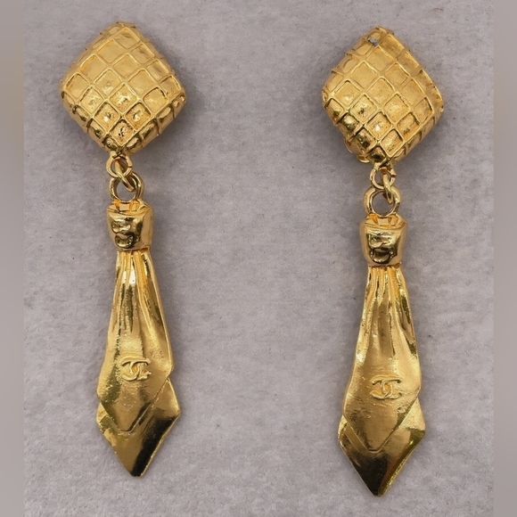 CHANEL Quilted CC Logo Tie Long Gold Plated Drop Earrings Vintage - Picture 2 of 10